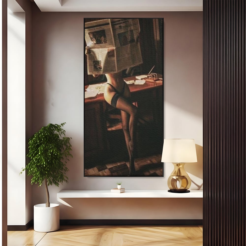 Tablou canvas cu tablou canvas cu femeie si ziar, in rama de aluminiu negru